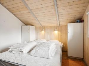 מיטה או מיטות בחדר ב-Holiday Home Thing - all inclusive - 400m from the sea by Interhome