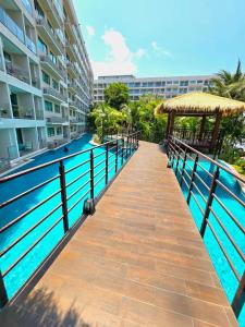 Vaizdas į baseiną apgyvendinimo įstaigoje Laguna beach condo resort 3 maldives pattaya top pool view ลากูน่า บีช คอนโด รีสอร์ต 3 พัทยา arba netoliese