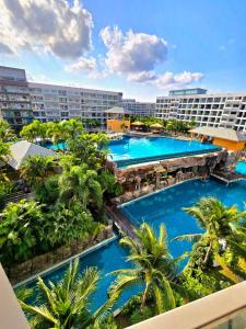een luchtzicht op een zwembad van het resort met palmbomen bij Laguna beach condo resort 3 maldives pattaya top pool view ลากูน่า บีช คอนโด รีสอร์ต 3 พัทยา in Jomtien Beach