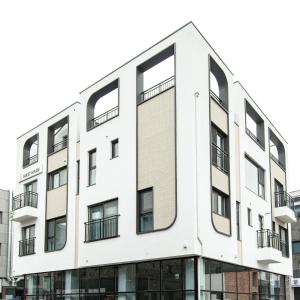 un edificio de apartamentos con fachada blanca en Incheon Airport Guest House King en Incheon