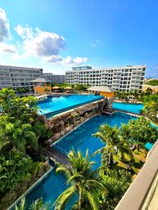 una vista aérea de una piscina del complejo con palmeras en Laguna beach condo resort 3 maldives pattaya top pool view ลากูน่า บีช คอนโด รีสอร์ต 3 พัทยา en Jomtien Beach