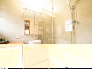 y baño con ducha acristalada y lavamanos. en Holiday Home Edelweiss by Interhome, en De Haan