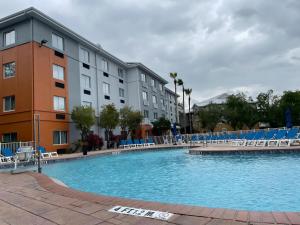 a large swimming pool in front of a building at Holiday Inn Express & Suites Clermont SE - West Orlando, an IHG Hotel in Orlando