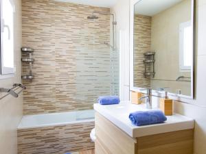 Phòng tắm tại Town Center House With Jacuzzi +30 ảnh