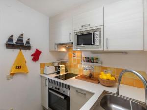 Kuchyň nebo kuchyňský kout v ubytování Apartment Onades by Interhome