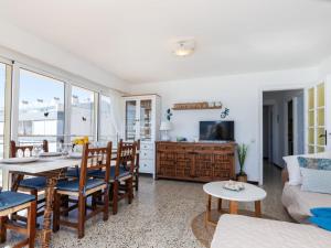 een woonkamer met een tafel en stoelen bij Apartment Onades by Interhome in Platja  d'Aro
