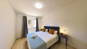 - une chambre avec un grand lit et une fenêtre dans l'établissement Home FTV, by Comfortable Luxury, à Corralejo