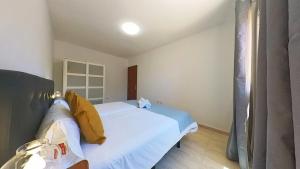 A bed or beds in a room at Home FTV, by Comfortable Luxury