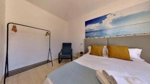 A bed or beds in a room at Home FTV, by Comfortable Luxury