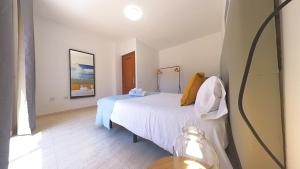 A bed or beds in a room at Home FTV, by Comfortable Luxury