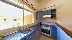 A kitchen or kitchenette at Home FTV, by Comfortable Luxury