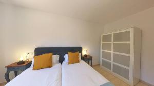 A bed or beds in a room at Home FTV, by Comfortable Luxury