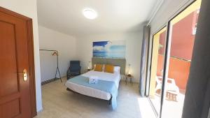 A bed or beds in a room at Home FTV, by Comfortable Luxury