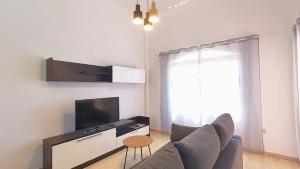 A television and/or entertainment centre at Home FTV, by Comfortable Luxury