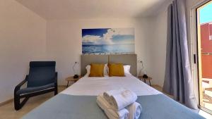 A bed or beds in a room at Home FTV, by Comfortable Luxury