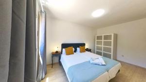 A bed or beds in a room at Home FTV, by Comfortable Luxury