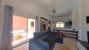 A seating area at Home FTV, by Comfortable Luxury