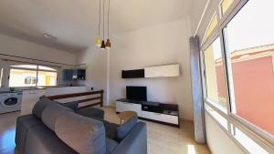A television and/or entertainment centre at Home FTV, by Comfortable Luxury