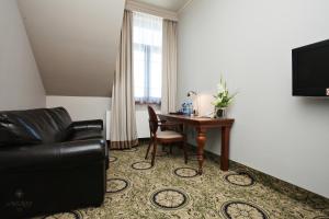Televízia a/alebo spoločenská miestnosť v ubytovaní Hotel Akvilon