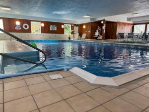 una gran piscina en un hotel en Colonial Inn Ellsworth en Ellsworth