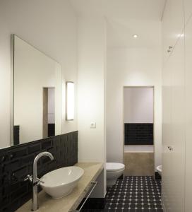 y baño con lavabo y aseo. en Oporto Serviced Apartments - Cedofeita, en Oporto