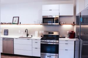 Virtuvė arba virtuvėlė apgyvendinimo įstaigoje Downtown Retreat - 2BR Oasis