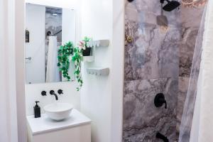 Vonios kambarys apgyvendinimo įstaigoje Downtown Retreat - 2BR Oasis