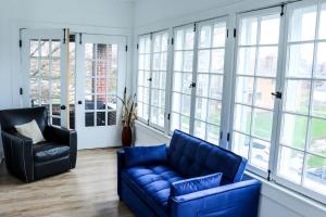Χώρος καθιστικού στο Downtown Retreat - 2BR Oasis +24 φωτογραφίες