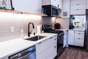 Virtuvė arba virtuvėlė apgyvendinimo įstaigoje Downtown Retreat - 2BR Oasis