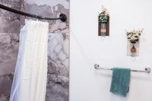 Vonios kambarys apgyvendinimo įstaigoje Downtown Retreat - 2BR Oasis