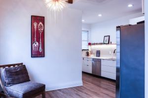 Virtuvė arba virtuvėlė apgyvendinimo įstaigoje Downtown Retreat - 2BR Oasis