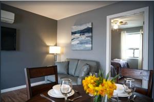 uma sala de jantar com uma mesa com flores amarelas em 2 Bedroom Harbor Front Condo 10U em Roseneath
