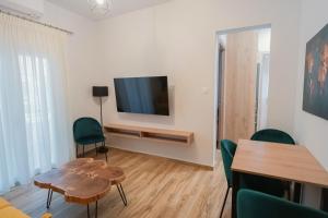 TV a/nebo společenská místnost v ubytování Ethra Suite 2