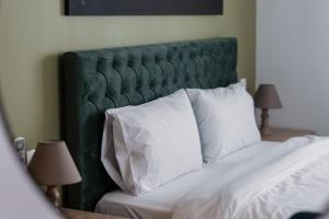 Postel nebo postele na pokoji v ubytování Ethra Suite 2 + 15 fotografií