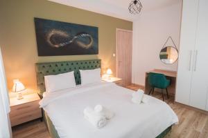 Postel nebo postele na pokoji v ubytování Ethra Suite 2