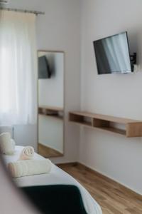 TV a/nebo společenská místnost v ubytování Ethra Suite 2