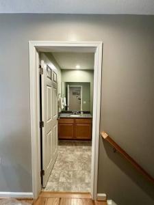 um corredor com uma porta aberta para uma casa de banho em Three Schooners Landing Condo 2 em Sodus Point