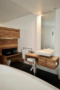 uma casa de banho com um lavatório e um espelho em D-Hotel em Kortrijk