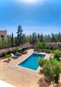 - une piscine dans une cour avec une terrasse dans l'établissement Essaouira à louer, appartement avec piscine privée, à Bou Mkila