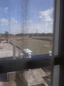 - une vue sur un champ depuis une fenêtre dans l'établissement Essaouira à louer, appartement avec piscine privée, à Bou Mkila