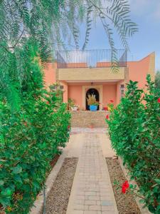 una casa con una pasarela delante de ella en Essaouira à louer, appartement avec piscine privée, en Bou Mkila