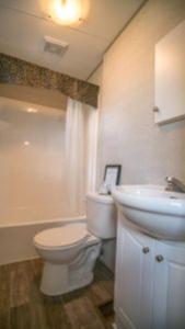 y baño con aseo y lavamanos. en 3 Bedroom Cottage Tamarack Trail 5, en Campbellford