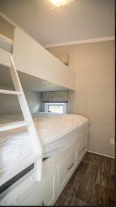 Двуетажно легло или двуетажни легла в стая в 3 Bedroom Cottage Forest Grove Lane 52
