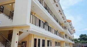 - un bâtiment avec des balcons sur le côté dans l'établissement MMaple Residences Talisay, à Talisay