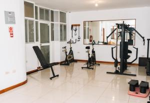 un gimnasio con varios equipos de ejercicio en una habitación en El Descanso del Guia, en Puerto Ayora