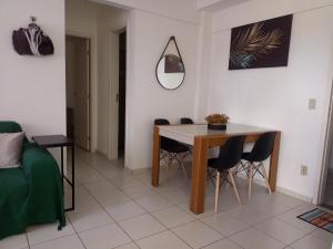 ein Wohnzimmer mit einem Tisch und Stühlen in der Unterkunft Natal RN Apartamento in Parnamirim