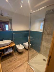 a bathroom with two sinks and a shower at DRESALWOALD APPARTAMENTI in Gressoney-Saint-Jean