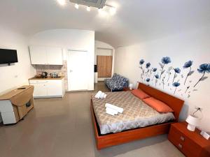 Großes Zimmer mit einem Bett und einer Küche. in der Unterkunft Casa Alfrè in Gaeta
