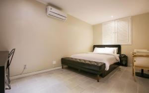 sypialnia z łóżkiem i klimatyzacją na ścianie w obiekcie S hotel w mieście Bucheon