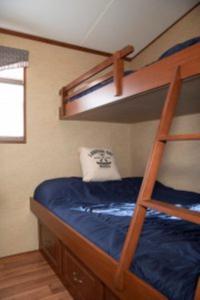1 dormitorio con 2 literas con sábanas azules en 2 Bedroom Waterview Cottage Fern Brook 8, en Gravenhurst